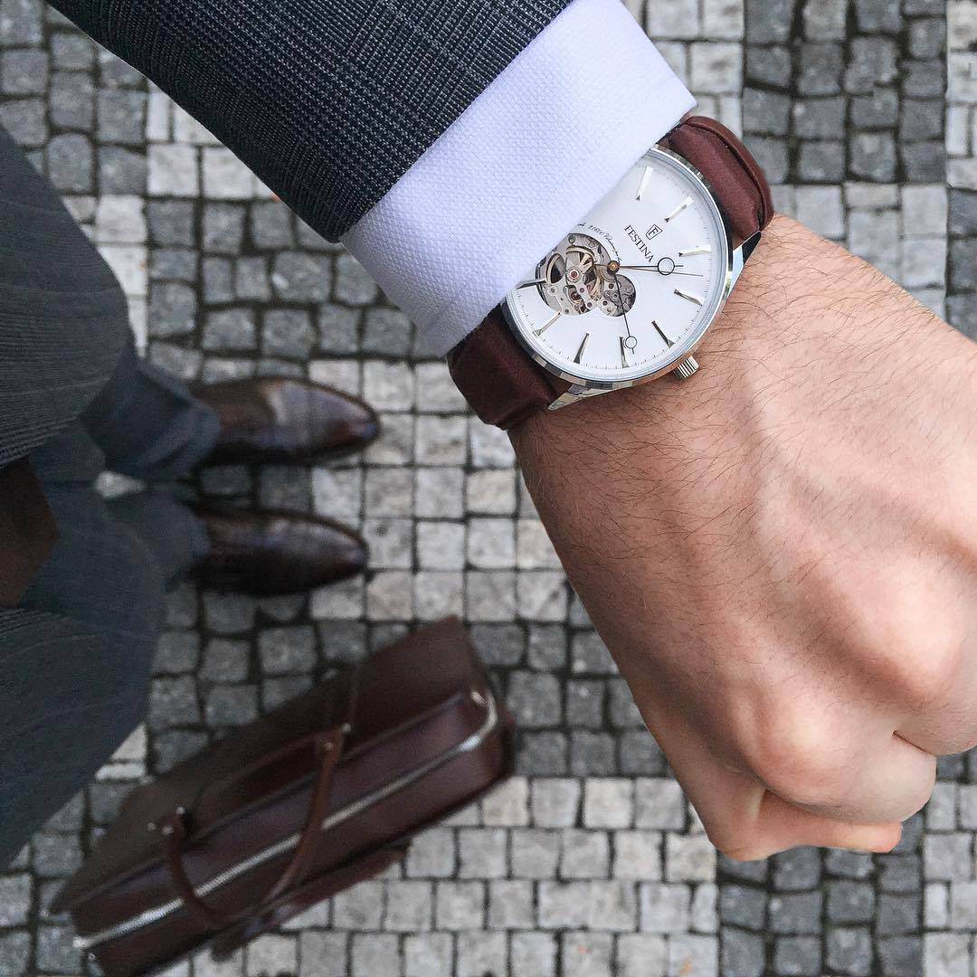 Oblek a luxusné hodinky. Neodolateľná sexi kombinácia
