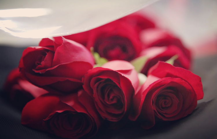 Na Valentína overenú klasiku: Čokoládu, kyticu ruží či parfum