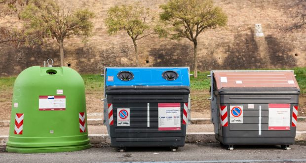 Kontajnery na triedený odpad: Spotrebitelia za neho neplatia. Kto potom?